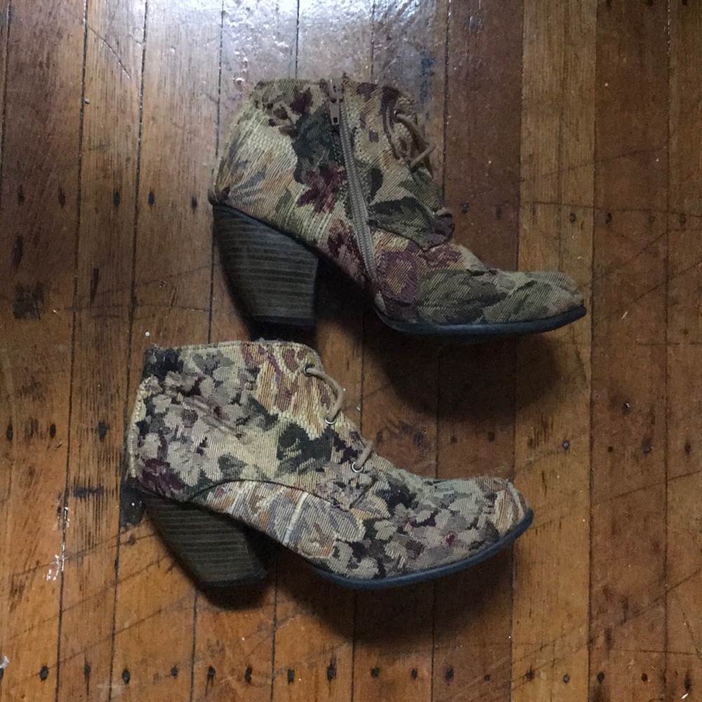 Shoe Dazzle // Floral Heel Booties // Size 8